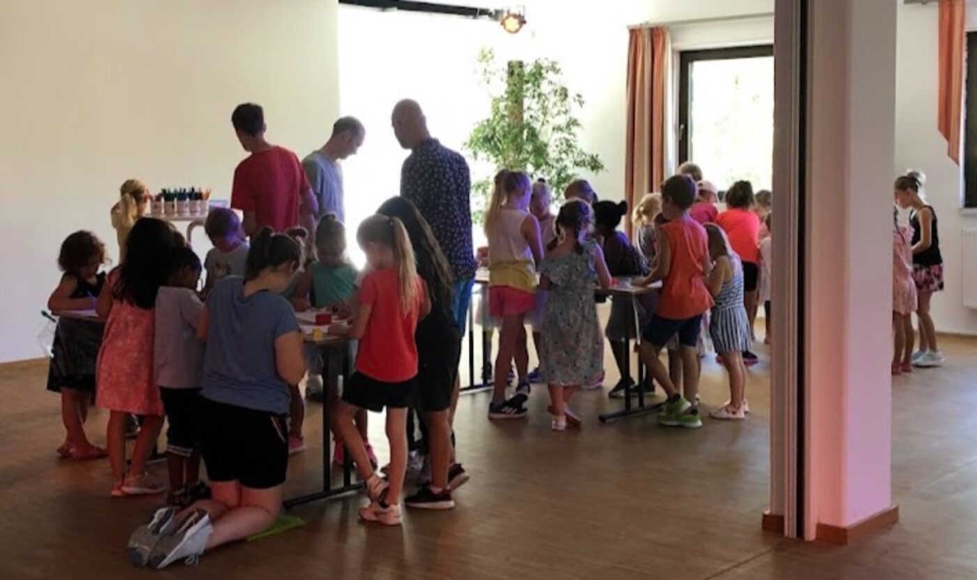 Kinder beim gemeinsamen Gestalten und Mitmachen in der Glücksteam-Gruppe
