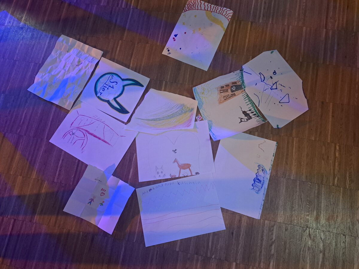Selbstgestaltete Kunstwerke von Kindern aus einem Glücksteam-Workshop