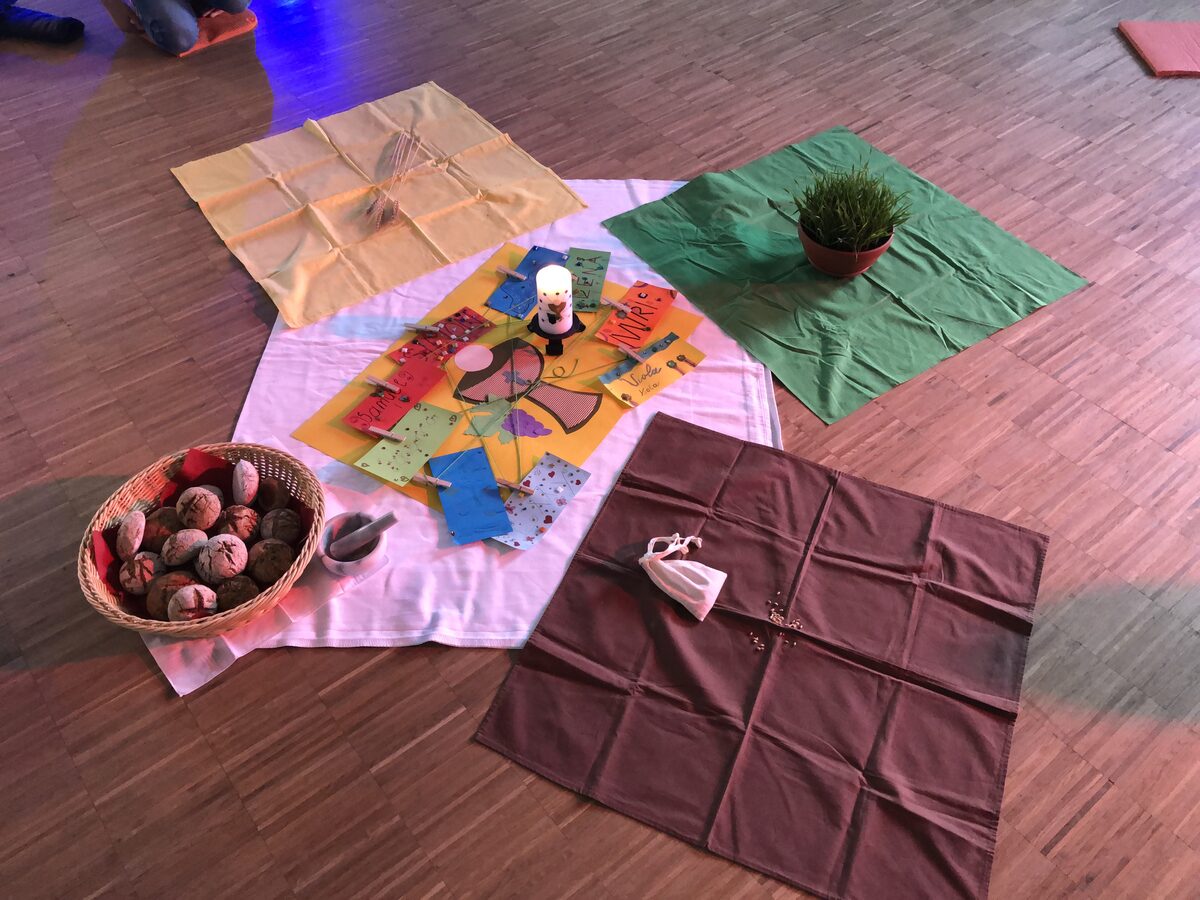 Gestaltete Tücher, Naturmaterialien und kreative Stationen aus der Arbeit des Glücksteams