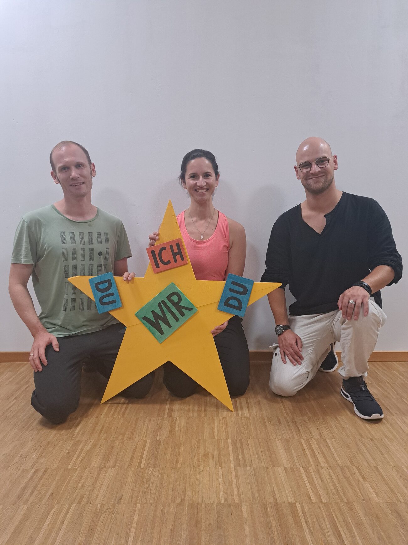 Das Glücksteam: Joschka, Daniela und Sebastian mit dem Stern Ich · Du · Wir